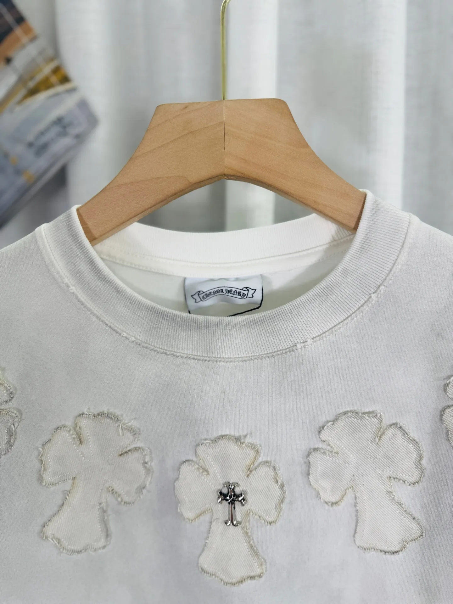 P250 top version, real shot without P, ​​different from market currency) 𝗖𝗵𝗿𝗼𝗺𝗲 𝗛𝗲𝗮𝗿𝘁𝘀/Cro Heart 2025 Autumn and Winter Horseshoe Cross Appliqué Embroidered Couple Casual Long Sleeve 👑The highest version! Customized fabric 320g fabric! Horseshoe cross patch embroidery, a best-selling model at the counter, very comfortable to wear. Accessories: original molded and authenticated collar label ➕ 100% silk wash water label. Genuine purchase-grade original hangtag➕matching hanging rope➕3D hanging beads➕original packaging bag. Craftsmanship: The original version has consistent wiring! The highest version of the armhole matching technique! Color: Black Size: S M L XL Style No.: 5172